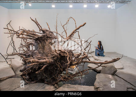 Regents Park, London, UK. 3. Okt 2018. Der Schamane, 2018, von Tatiana Trouve, Kamel Mennour - die Frieze Art Fair im Regents Park. Es bleibt bis zum 7. Oktober 2018 geöffnet. Credit: Guy Bell/Alamy leben Nachrichten Stockfoto