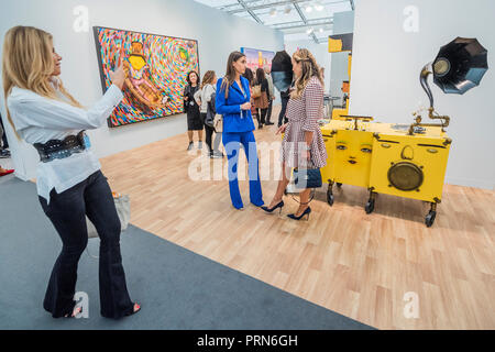 Regents Park, London, UK. 3. Okt 2018. Von gramaphone Osgemeos in Lehman Maupin - die Frieze Art Fair im Regents Park. Es bleibt bis zum 7. Oktober 2018 geöffnet. Credit: Guy Bell/Alamy leben Nachrichten Stockfoto