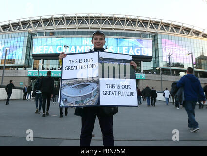 Wembley Stadion, London, UK. 3. Okt 2018. Tottenham Fans der UEFA Champions League Gruppe B Übereinstimmung zwischen den Tottenham Hotspur und Barcelona im Wembley Stadion auf den 3. Oktober 2018 in London, England. (Foto von Leila Credit: PHC Images/Alamy leben Nachrichten Stockfoto