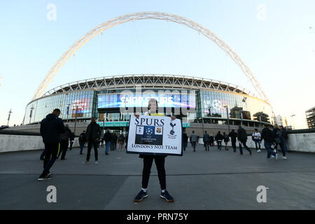 Wembley Stadion, London, UK. 3. Okt 2018. Tottenham Fans vor dem UEFA Champions League Gruppe B Übereinstimmung zwischen den Tottenham Hotspur und Barcelona im Wembley Stadion auf den 3. Oktober 2018 in London, England. (Foto von Leila Credit: PHC Images/Alamy leben Nachrichten Stockfoto