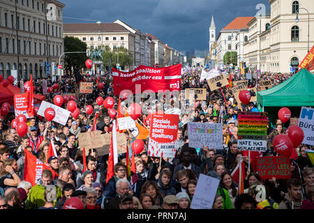 München, Bayern. Okt, 2018 03. Die Demonstranten halten Schilder während der Demonstration "Jetzt ist die Zeit - Gemeinsam gegen die Politik der Angst". Mehr als 55 Organisationen haben zu Protesten gegen eine Verschiebung nach rechts in den Bayerischen und Deutschen Politik genannt. Credit: Lino Mirgeler/dpa/Alamy leben Nachrichten Stockfoto