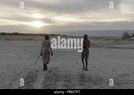 April 24, 2017 - Lake Eyasi, Ngorongoro, Tansania - Osama (15), Manu (14) sind sich nicht sicher, was die Zukunft bringen wird. Es gibt eine Menge uncertanty. Aber in die Zukunft Sie wollen mit Touristen zu leben und arbeiten in einem Haus. 4/24/17, Arusha, Lake Eyasi, TanzaniaThe Hadza sind eine der letzten verbleibenden Gesellschaften, die in der Welt bleiben, dass rein vom Jagen und Sammeln überleben. Sehr wenig wurde in der Art und Weise, wie der Hadza ihr Leben verändert. Aber es wurde immer schwieriger für sie zu verfolgen die Hadza Lebensart geworden. Entweder die Hadza wird einen Weg finden, ihr Land zu sichern - Rechte Stockfoto