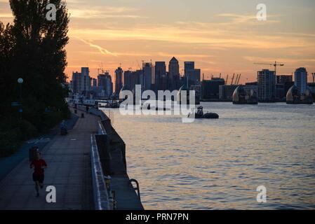 London, 3. Oktober 2018: UK Wetter: Golden Sunset über die Thames Barrier und Canary Wharf. Credit: Claire Doherty/Alamy leben Nachrichten Stockfoto