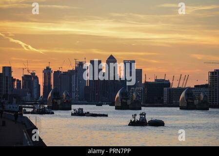 London, 3. Oktober 2018: UK Wetter: Golden Sunset über die Thames Barrier und Canary Wharf. Credit: Claire Doherty/Alamy leben Nachrichten Stockfoto