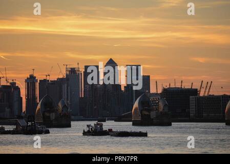 London, 3. Oktober 2018: UK Wetter: Golden Sunset über die Thames Barrier und Canary Wharf. Credit: Claire Doherty/Alamy leben Nachrichten Stockfoto