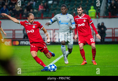 03 Oktober 2018, Russland, Moskau: Fussball: Champions League, Lokomotive Moskau - FC Schalke 04, Gruppenphase, Gruppe D (2. Spieltag in Moskau. Der Moskauer Benedikt Höwedes (L-R) schießt den Ball aus dem Strafraum vor schalkes Breel Embolo und Moskaus Salomo Kwirkwelia. Foto: Guido Kirchner/dpa Stockfoto