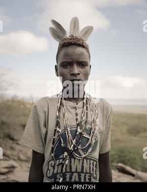 Oktober 3, 2018 - Lake Eyasi, Ngorongoro, Tansania - Osama (15). Die hadza sind eine der letzten verbleibenden Gesellschaften, die in der Welt bleiben, dass rein vom Jagen und Sammeln überleben. Sehr wenig wurde in der Art und Weise, wie der Hadza ihr Leben verändert. Aber es wurde immer schwieriger für sie zu verfolgen die Hadza Lebensart geworden. Entweder die Hadza wird einen Weg finden, ihr Land zu sichern - Rechte den Zugang zu sauberem Wasser quellen und wilden Tieren, oder die Hadzabe lifestyle verschwinden werden, wobei die meisten von Ihnen werden nicht zu arm und ungebildet Personen innerhalb einer Verwestlichten Soc Stockfoto