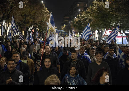 Thessaloniki, Nicht Verfügbar, Griechenland. 30 Sep, 2018. Die Demonstranten sind ständigen Holding flags während des Protestes. Protest gegen die FYROM (Mazedonien). Der offizielle Name dieses Balkanstaat wird aus der EHEMALIGEN JUGOSLAWISCHEN REPUBLIK MAZEDONIEN, Ehemalige Jugoslawische Republik Mazedonien, der Republik Norden Mazedonien ändern einen ähnlichen Namen trägt zu einer Region in Griechenland. Der Staat hatte ein Abkommen mit Griechenland. Credit: Nicolas Economou/SOPA Images/ZUMA Draht/Alamy leben Nachrichten Stockfoto