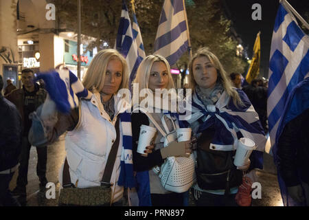 Thessaloniki, Nicht Verfügbar, Griechenland. 30 Sep, 2018. Die Demonstranten sind ständigen Holding flags während des Protestes. Protest gegen die FYROM (Mazedonien). Der offizielle Name dieses Balkanstaat wird aus der EHEMALIGEN JUGOSLAWISCHEN REPUBLIK MAZEDONIEN, Ehemalige Jugoslawische Republik Mazedonien, der Republik Norden Mazedonien ändern einen ähnlichen Namen trägt zu einer Region in Griechenland. Der Staat hatte ein Abkommen mit Griechenland. Credit: Nicolas Economou/SOPA Images/ZUMA Draht/Alamy leben Nachrichten Stockfoto