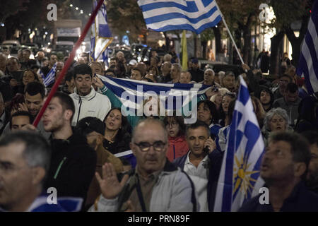 Thessaloniki, Nicht Verfügbar, Griechenland. 30 Sep, 2018. Die Demonstranten sind ständigen Holding flags während des Protestes. Protest gegen die FYROM (Mazedonien). Der offizielle Name dieses Balkanstaat wird aus der EHEMALIGEN JUGOSLAWISCHEN REPUBLIK MAZEDONIEN, Ehemalige Jugoslawische Republik Mazedonien, der Republik Norden Mazedonien ändern einen ähnlichen Namen trägt zu einer Region in Griechenland. Der Staat hatte ein Abkommen mit Griechenland. Credit: Nicolas Economou/SOPA Images/ZUMA Draht/Alamy leben Nachrichten Stockfoto