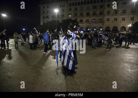 Thessaloniki, Nicht Verfügbar, Griechenland. 30 Sep, 2018. Demonstrant wird gesehen, ständigen Holding eine Flagge während des Protestes. Protest gegen die FYROM (Mazedonien). Der offizielle Name dieses Balkanstaat wird aus der EHEMALIGEN JUGOSLAWISCHEN REPUBLIK MAZEDONIEN, Ehemalige Jugoslawische Republik Mazedonien, der Republik Norden Mazedonien ändern einen ähnlichen Namen trägt zu einer Region in Griechenland. Der Staat hatte ein Abkommen mit Griechenland. Credit: Nicolas Economou/SOPA Images/ZUMA Draht/Alamy leben Nachrichten Stockfoto