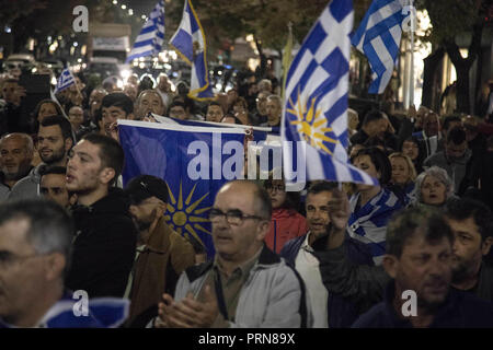 Thessaloniki, Nicht Verfügbar, Griechenland. 30 Sep, 2018. Die Demonstranten sind ständigen Holding flags während des Protestes. Protest gegen die FYROM (Mazedonien). Der offizielle Name dieses Balkanstaat wird aus der EHEMALIGEN JUGOSLAWISCHEN REPUBLIK MAZEDONIEN, Ehemalige Jugoslawische Republik Mazedonien, der Republik Norden Mazedonien ändern einen ähnlichen Namen trägt zu einer Region in Griechenland. Der Staat hatte ein Abkommen mit Griechenland. Credit: Nicolas Economou/SOPA Images/ZUMA Draht/Alamy leben Nachrichten Stockfoto