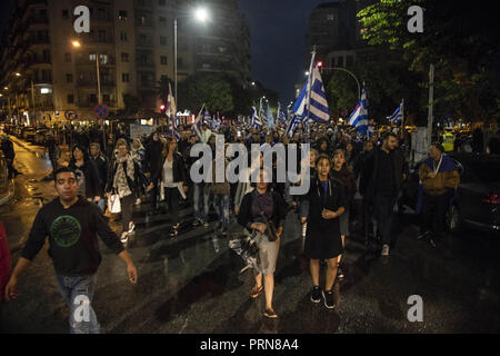 Thessaloniki, Nicht Verfügbar, Griechenland. 30 Sep, 2018. Die Demonstranten sind zu Fuß holding Flags während des Protestes. Protest gegen die FYROM (Mazedonien). Der offizielle Name dieses Balkanstaat wird aus der EHEMALIGEN JUGOSLAWISCHEN REPUBLIK MAZEDONIEN, Ehemalige Jugoslawische Republik Mazedonien, der Republik Norden Mazedonien ändern einen ähnlichen Namen trägt zu einer Region in Griechenland. Der Staat hatte ein Abkommen mit Griechenland. Credit: Nicolas Economou/SOPA Images/ZUMA Draht/Alamy leben Nachrichten Stockfoto