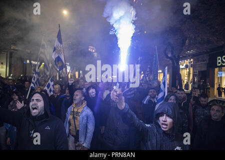 Thessaloniki, Nicht Verfügbar, Griechenland. 30 Sep, 2018. Ein Mann wird gesehen, schreien Holding ein Feuer Wachs während des Protestes. Protest gegen die FYROM (Mazedonien). Der offizielle Name dieses Balkanstaat wird aus der EHEMALIGEN JUGOSLAWISCHEN REPUBLIK MAZEDONIEN, Ehemalige Jugoslawische Republik Mazedonien, der Republik Norden Mazedonien ändern einen ähnlichen Namen trägt zu einer Region in Griechenland. Der Staat hatte ein Abkommen mit Griechenland. Credit: Nicolas Economou/SOPA Images/ZUMA Draht/Alamy leben Nachrichten Stockfoto