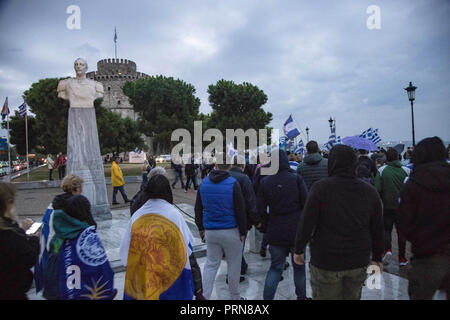 Thessaloniki, Nicht Verfügbar, Griechenland. 30 Sep, 2018. Die Demonstranten werden gesehen, neben einem Denkmal während des Protestes versammelt. Protest gegen die FYROM (Mazedonien). Der offizielle Name dieses Balkanstaat wird aus der EHEMALIGEN JUGOSLAWISCHEN REPUBLIK MAZEDONIEN, Ehemalige Jugoslawische Republik Mazedonien, der Republik Norden Mazedonien ändern einen ähnlichen Namen trägt zu einer Region in Griechenland. Der Staat hatte ein Abkommen mit Griechenland. Credit: Nicolas Economou/SOPA Images/ZUMA Draht/Alamy leben Nachrichten Stockfoto