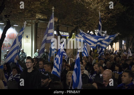 Thessaloniki, Nicht Verfügbar, Griechenland. 30 Sep, 2018. Die Demonstranten sind ständigen Holding flags während des Protestes. Protest gegen die FYROM (Mazedonien). Der offizielle Name dieses Balkanstaat wird aus der EHEMALIGEN JUGOSLAWISCHEN REPUBLIK MAZEDONIEN, Ehemalige Jugoslawische Republik Mazedonien, der Republik Norden Mazedonien ändern einen ähnlichen Namen trägt zu einer Region in Griechenland. Der Staat hatte ein Abkommen mit Griechenland. Credit: Nicolas Economou/SOPA Images/ZUMA Draht/Alamy leben Nachrichten Stockfoto