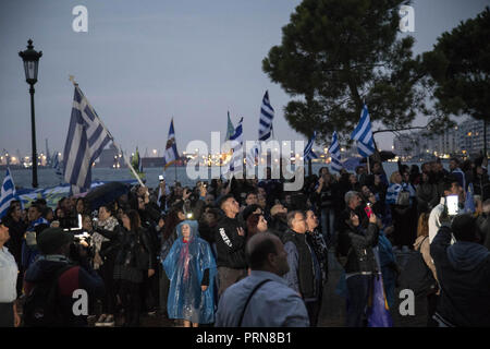 Thessaloniki, Nicht Verfügbar, Griechenland. 30 Sep, 2018. Die Demonstranten sind ständigen Holding flags während des Protestes. Protest gegen die FYROM (Mazedonien). Der offizielle Name dieses Balkanstaat wird aus der EHEMALIGEN JUGOSLAWISCHEN REPUBLIK MAZEDONIEN, Ehemalige Jugoslawische Republik Mazedonien, der Republik Norden Mazedonien ändern einen ähnlichen Namen trägt zu einer Region in Griechenland. Der Staat hatte ein Abkommen mit Griechenland. Credit: Nicolas Economou/SOPA Images/ZUMA Draht/Alamy leben Nachrichten Stockfoto