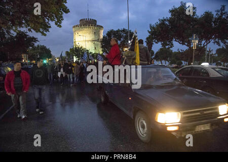 Thessaloniki, Nicht Verfügbar, Griechenland. 30 Sep, 2018. Männer auf einem Lkw während des Protestes gesehen. Protest gegen die FYROM (Mazedonien). Der offizielle Name dieses Balkanstaat wird aus der EHEMALIGEN JUGOSLAWISCHEN REPUBLIK MAZEDONIEN, Ehemalige Jugoslawische Republik Mazedonien, der Republik Norden Mazedonien ändern einen ähnlichen Namen trägt zu einer Region in Griechenland. Der Staat hatte ein Abkommen mit Griechenland. Credit: Nicolas Economou/SOPA Images/ZUMA Draht/Alamy leben Nachrichten Stockfoto