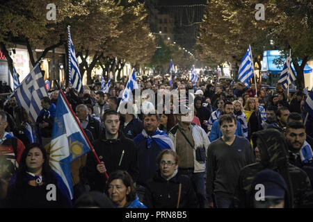 Thessaloniki, Nicht Verfügbar, Griechenland. 30 Sep, 2018. Die Demonstranten sind ständigen Holding flags während des Protestes. Protest gegen die FYROM (Mazedonien). Der offizielle Name dieses Balkanstaat wird aus der EHEMALIGEN JUGOSLAWISCHEN REPUBLIK MAZEDONIEN, Ehemalige Jugoslawische Republik Mazedonien, der Republik Norden Mazedonien ändern einen ähnlichen Namen trägt zu einer Region in Griechenland. Der Staat hatte ein Abkommen mit Griechenland. Credit: Nicolas Economou/SOPA Images/ZUMA Draht/Alamy leben Nachrichten Stockfoto