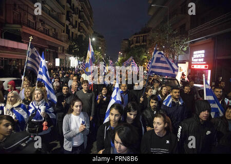 Thessaloniki, Nicht Verfügbar, Griechenland. 30 Sep, 2018. Die Demonstranten sind ständigen Holding flags während des Protestes. Protest gegen die FYROM (Mazedonien). Der offizielle Name dieses Balkanstaat wird aus der EHEMALIGEN JUGOSLAWISCHEN REPUBLIK MAZEDONIEN, Ehemalige Jugoslawische Republik Mazedonien, der Republik Norden Mazedonien ändern einen ähnlichen Namen trägt zu einer Region in Griechenland. Der Staat hatte ein Abkommen mit Griechenland. Credit: Nicolas Economou/SOPA Images/ZUMA Draht/Alamy leben Nachrichten Stockfoto