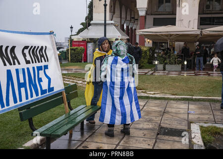 Thessaloniki, Nicht Verfügbar, Griechenland. 30 Sep, 2018. Eine Demonstrantin in einem Flag abgedeckt wird gesehen, neben einem Banner während des Protestes stehen. Protest gegen die FYROM (Mazedonien). Der offizielle Name dieses Balkanstaat wird aus der EHEMALIGEN JUGOSLAWISCHEN REPUBLIK MAZEDONIEN, Ehemalige Jugoslawische Republik Mazedonien, der Republik Norden Mazedonien ändern einen ähnlichen Namen trägt zu einer Region in Griechenland. Der Staat hatte ein Abkommen mit Griechenland. Credit: Nicolas Economou/SOPA Images/ZUMA Draht/Alamy leben Nachrichten Stockfoto