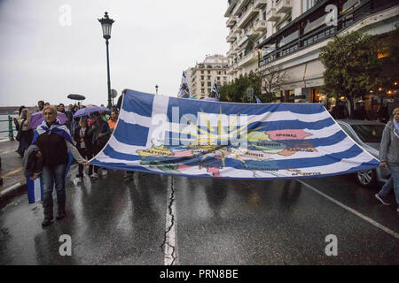 Thessaloniki, Nicht Verfügbar, Griechenland. 30 Sep, 2018. Die Demonstranten sind zu Fuß mit einem Flag während des Protestes. Protest gegen die FYROM (Mazedonien). Der offizielle Name dieses Balkanstaat wird aus der EHEMALIGEN JUGOSLAWISCHEN REPUBLIK MAZEDONIEN, Ehemalige Jugoslawische Republik Mazedonien, der Republik Norden Mazedonien ändern einen ähnlichen Namen trägt zu einer Region in Griechenland. Der Staat hatte ein Abkommen mit Griechenland. Credit: Nicolas Economou/SOPA Images/ZUMA Draht/Alamy leben Nachrichten Stockfoto