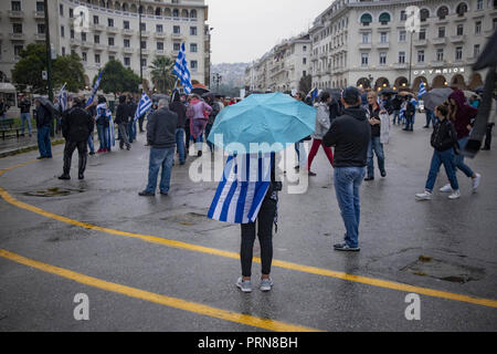 Thessaloniki, Nicht Verfügbar, Griechenland. 30 Sep, 2018. Die Demonstranten werden gesehen in der Mitte der Straße halten Fahnen während des Protestes. Protest gegen die FYROM (Mazedonien). Der offizielle Name dieses Balkanstaat wird aus der EHEMALIGEN JUGOSLAWISCHEN REPUBLIK MAZEDONIEN, Ehemalige Jugoslawische Republik Mazedonien, der Republik Norden Mazedonien ändern einen ähnlichen Namen trägt zu einer Region in Griechenland. Der Staat hatte ein Abkommen mit Griechenland. Credit: Nicolas Economou/SOPA Images/ZUMA Draht/Alamy leben Nachrichten Stockfoto