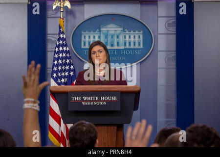 Washington, Vereinigte Staaten von Amerika. Okt, 2018 03. WASHINGTON, DC: Sprecher des Weißen Hauses Sarah Huckabee Sanders spricht während einer Pressekonferenz im Weißen Haus am 3. Oktober 2018. Credit: Tasos Katopodis/CNP | Verwendung der weltweiten Kredit: dpa/Alamy leben Nachrichten Stockfoto