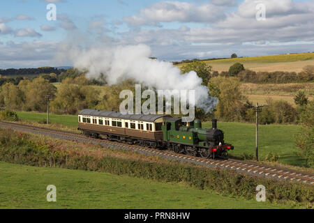 Worcestershire, Großbritannien. 3. Oktober 2018. In einer Szene erinnert an den Anfang des 20. Jahrhunderts Strang, die Great Western Railway tank Motor 1450 und eine autocoach sind an verschiedenen Orten auf der beliebten erhaltene Linie gesehen. Credit: Andrew Plummer/Alamy leben Nachrichten Stockfoto