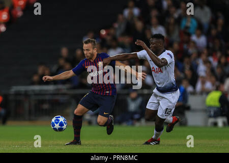 London, Großbritannien. 3. Oktober 2018, Wembley Stadion, London, England, UEFA Champions League, Tottenham v Barcelona; Arthur (08) von Barcelona spielt den Ball wie Victor Wanyama (12) von Tottenham drücke Credit: Mark Cosgrove/News Bilder Stockfoto