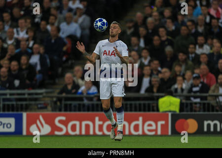 London, Großbritannien. 3. Oktober 2018, Wembley Stadion, London, England, UEFA Champions League, Tottenham v Barcelona; Toby Alderweireld (04) von Tottenham Truhen die Kugel unten Credit: Mark Cosgrove/News Bilder Stockfoto