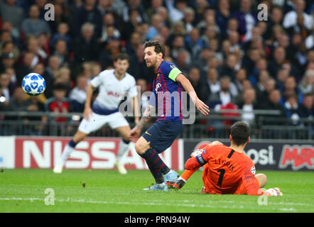London, Großbritannien. 3. Oktober, 2018. Lionel Messi Barcelona geht runde Tottenham Hotspur's Hugo Lloris während Carabao Cup 3. Runde Übereinstimmung zwischen den Tottenham Hotspur und Watford bei Stadion MK, Milton Keynes, England am 26. September 2018. FA Premier League und der Football League Bilder unterliegen dem DataCo Lizenz. Redaktionelle Verwendung nur. Kein Print Sales. Keine persönlichen Gebrauch. Keine unbezahlten Einsatz Credit: Aktion Foto Sport/Alamy leben Nachrichten Stockfoto