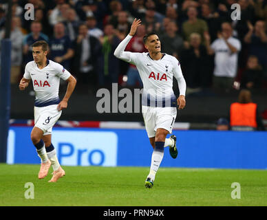 London, Großbritannien. 3. Oktober, 2018. Tottenham Hotspur ist Erik Lamela celebraties sein Ziel während Carabao Cup 3. Runde Übereinstimmung zwischen den Tottenham Hotspur und Watford bei Stadion MK, Milton Keynes, England am 26. September 2018. FA Premier League und der Football League Bilder unterliegen dem DataCo Lizenz. Redaktionelle Verwendung nur. Kein Print Sales. Keine persönlichen Gebrauch. Keine unbezahlten Einsatz Credit: Aktion Foto Sport/Alamy leben Nachrichten Stockfoto
