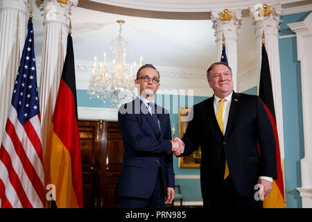 Washington, USA. 3. Okt, 2018. Us-Staatssekretär Mike Pompeo (R) trifft der deutsche Außenminister Heiko Maas des US-Außenministeriums, in Washington, DC, USA, am Okt. 3, 2018. Credit: Ting Shen/Xinhua/Alamy leben Nachrichten Stockfoto