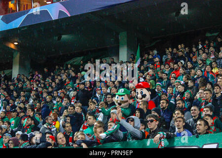 Moskau, Russland. 3. Oktober, 2018. UEFA Champions League: Lokomotive Moskau v Schalke 04. Fans von Lokomotive Moskau Credit: Alex Cavendish/Alamy leben Nachrichten Stockfoto
