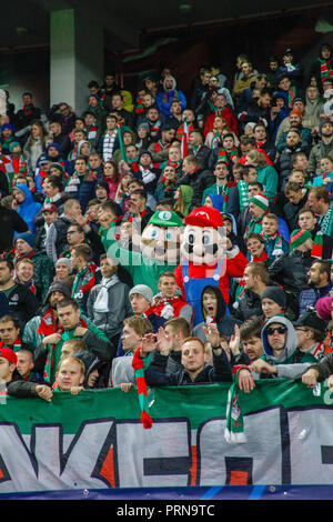 Moskau, Russland. 3. Oktober, 2018. UEFA Champions League: Lokomotive Moskau v Schalke 04. Fans von Lokomotive Moskau Credit: Alex Cavendish/Alamy leben Nachrichten Stockfoto