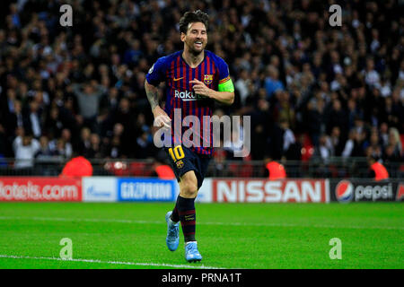 Wembley Stadion, London, UK. 3. Okt 2018. Lionel Messi Barcelona feiert nach dem vierten Ziel seines Teams zählen. UEFA Champions League, Gruppe B, Tottenham Hotspur v Barcelona im Wembley Stadion in London am Mittwoch, 3. Oktober 2018. Dieses Bild dürfen nur für redaktionelle Zwecke verwendet werden. Nur die redaktionelle Nutzung, eine Lizenz für die gewerbliche Nutzung erforderlich. Keine Verwendung in Wetten, Spiele oder einer einzelnen Verein/Liga/player Publikationen. pic von Steffan Bowen/Andrew Orchard sport Fotografie/Alamy leben Nachrichten Stockfoto