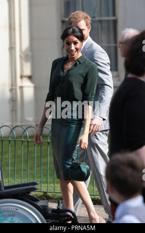 Chichester, Sussex, UK. 3. Oktober, 2018. Meghan Markle, Herzogin von Sussex, und Prinz Harry, Herzog von Sussex, besuchen Sie Chichester in Sussex, auf Ihren ersten gemeinsamen Besuch in der Grafschaft, die ihre königlichen Titel inspiriert. Prinz Harry, Herzog von Sussex, und Meghan Markle, Herzogin von Sussex, Brighton, Sussex, am 3. Oktober 2018. Credit: Paul Marriott/Alamy leben Nachrichten Stockfoto