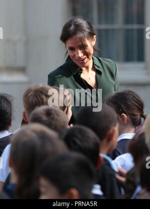 Chichester, Sussex, UK. 3. Oktober, 2018. Meghan Markle, Herzogin von Sussex, hat ein großes Lächeln, als sie einige lokale Schule Kinder erfüllt. Meghan Markle, Herzogin von Sussex, und Prinz Harry, Herzog von Sussex, besuchen Sie Chichester in Sussex, auf Ihren ersten gemeinsamen Besuch in der Grafschaft, die ihre königlichen Titel inspiriert. Prinz Harry, Herzog von Sussex, und Meghan Markle, Herzogin von Sussex, Brighton, Sussex, am 3. Oktober 2018. Credit: Paul Marriott/Alamy leben Nachrichten Stockfoto