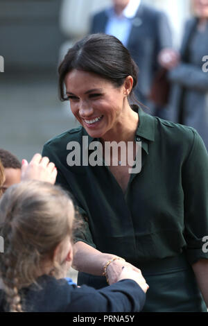 Chichester, Sussex, UK. 3. Oktober, 2018. Meghan Markle, Herzogin von Sussex, hat ein großes Lächeln, als sie einige lokale Schule Kinder erfüllt. Meghan Markle, Herzogin von Sussex, und Prinz Harry, Herzog von Sussex, besuchen Sie Chichester in Sussex, auf Ihren ersten gemeinsamen Besuch in der Grafschaft, die ihre königlichen Titel inspiriert. Prinz Harry, Herzog von Sussex, und Meghan Markle, Herzogin von Sussex, Brighton, Sussex, am 3. Oktober 2018. Credit: Paul Marriott/Alamy leben Nachrichten Stockfoto