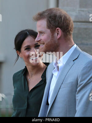 Chichester, Sussex, UK. 3. Oktober, 2018. Meghan Markle, Herzogin von Sussex, und Prinz Harry, Herzog von Sussex, besuchen Sie Chichester in Sussex, auf Ihren ersten gemeinsamen Besuch in der Grafschaft, die ihre königlichen Titel inspiriert. Prinz Harry, Herzog von Sussex, und Meghan Markle, Herzogin von Sussex, Brighton, Sussex, am 3. Oktober 2018. Credit: Paul Marriott/Alamy leben Nachrichten Stockfoto