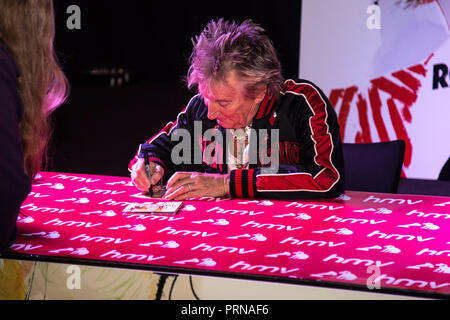 London, Großbritannien. 3. Oktober, 2018. Sir Rod Stewart feiert die Freisetzung von Blood Red Shoes an einem exklusiven HMV 363 Oxford Street signaturereignis am 3. Oktober 2018 Credit: Tom Rose/Alamy leben Nachrichten Stockfoto