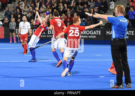 London, Großbritannien. 3. Oktober, 2018. Sam Ward von Großbritannien feiert seinen 50. Ziel zählen als GB beat Belgien 2-1 den 30. Jahrestag der olympischen Goldmedaille 1988 Hockey Match zu feiern. Credit: Nigel Bramley/Alamy leben Nachrichten Stockfoto