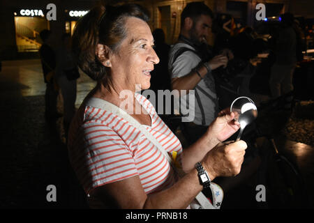 Barcelona, Katalonien, Spanien. 3. Okt, 2018. Eine Frau gesehen, das Schlagen eines pan während des Protestes. Hunderte Leute an der Regierung von Katalonien schlagen Pfannen sammeln und Brennen von Fotos des Königs von Spanien Felipe VI als Sie protestieren gegen die spanische Monarchie während der Jahrestag, wo seine Majestät Felipe VI eine Rede gegen die Unabhängigkeit gegeben hat. Credit: Ramon Costa/SOPA Images/ZUMA Draht/Alamy leben Nachrichten Stockfoto