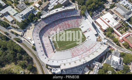 Athens, Georgia, USA. 3. Okt, 2018. Oktober 03, 2018 - Athens, Georgia, USA: Luftaufnahmen von Sanford Stadium, das ist die auf dem Campus spielen Veranstaltungsort für Fußball an der Universität von Georgia in Athens, Georgia, USA. Die 92,746-Stadion ist das zehnte - größte Stadion in der NCAA. Quelle: Walter G Arce Sr Asp Inc/ASP/ZUMA Draht/Alamy leben Nachrichten Stockfoto