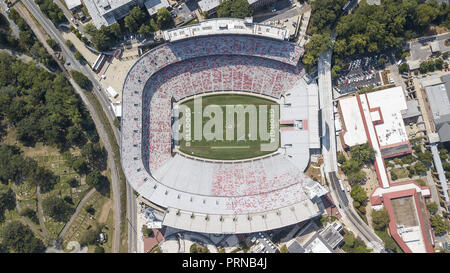 Athens, Georgia, USA. 3. Okt, 2018. Oktober 03, 2018 - Athens, Georgia, USA: Luftaufnahmen von Sanford Stadium, das ist die auf dem Campus spielen Veranstaltungsort für Fußball an der Universität von Georgia in Athens, Georgia, USA. Die 92,746-Stadion ist das zehnte - größte Stadion in der NCAA. Quelle: Walter G Arce Sr Asp Inc/ASP/ZUMA Draht/Alamy leben Nachrichten Stockfoto