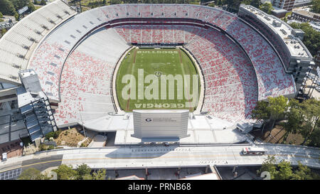 Athens, Georgia, USA. 3. Okt, 2018. Oktober 03, 2018 - Athens, Georgia, USA: Luftaufnahmen von Sanford Stadium, das ist die auf dem Campus spielen Veranstaltungsort für Fußball an der Universität von Georgia in Athens, Georgia, USA. Die 92,746-Stadion ist das zehnte - größte Stadion in der NCAA. Quelle: Walter G Arce Sr Asp Inc/ASP/ZUMA Draht/Alamy leben Nachrichten Stockfoto