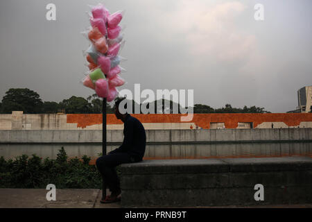 Dhaka, Bangladesch. 3. Okt, 2018. Eine Zuckerwatte Verkäufer wartet auf Kunden im Suhrawardy Udyan auch als Ramna Rennstrecke Boden bekannt ist eine nationale Gedenkstätte für das Land. Credit: MD Mehedi Hasan/ZUMA Draht/Alamy leben Nachrichten Stockfoto