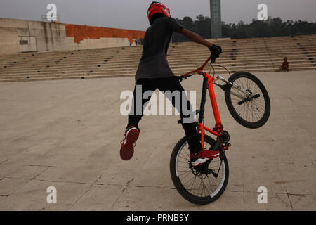 Dhaka, Bangladesch. 3. Okt, 2018. Ein Junge skaten Fahrrad an Suhrawardy Udyan auch als nun ein Tag Radfahren ist ein beliebter in der Jugend im Land bekannt. Credit: MD Mehedi Hasan/ZUMA Draht/Alamy leben Nachrichten Stockfoto