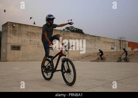 Dhaka, Bangladesch. 3. Okt, 2018. Ein Junge skaten Fahrrad an Suhrawardy Udyan auch als nun ein Tag Radfahren ist ein beliebter in der Jugend im Land bekannt. Credit: MD Mehedi Hasan/ZUMA Draht/Alamy leben Nachrichten Stockfoto